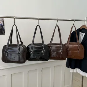 Détail de sacs à bandoulière en cuir rétro en quatre couleurs avec rivets en métal