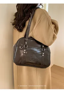 Détail du sac rétro marron foncé avec rivets cœur et finition en similicuir de qualité