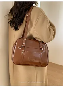 Gros plan du sac rétro marron avec rivets cœur et logo gaufré de style minimaliste