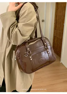 Détails du sac cabas rétro marron avec rivets en cœur argentés et finition polie