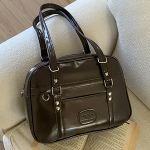Sac Tote Grande Capacité pour Femmes en Cuir PU Style Vintage Preppy JK Sac à Épaule pour Navettage Avec Rivets en Cœur