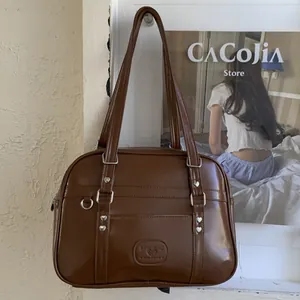 Sac à épaule en cuir PU marron style rétro JK avec rivets en forme de cœur