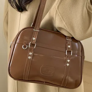 Sac à épaule en cuir mat marron foncé avec rivets cœur et détails embossés pour femme