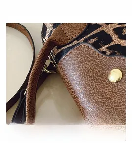 Makroaufnahme von Leopardenprint und braunem Leder mit goldenen Metallteilen