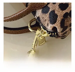 Detailansicht der goldenen Metallteile und Leopardenmuster-Leder an der kleinen Tasche