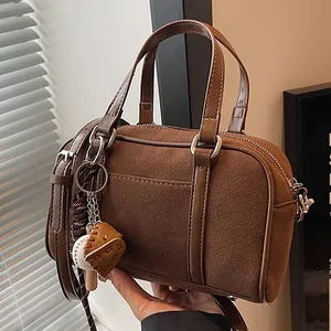 Borsa Boston da Donna in Camoscio Vintage in Pelle Smerigliata Borsa a Tracolla Bowling Con Pendente Baseball Quotidiana