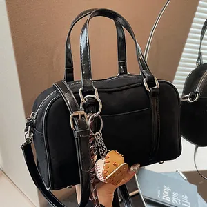 Borsa bowling nera opaca retrò con manici in vernice e ciondolo a forma di baseball