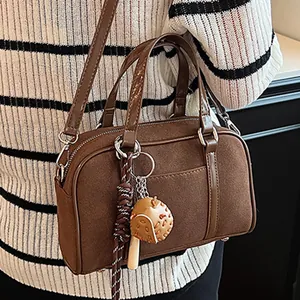Borsa bowling retrò in pelle scamosciata marrone con ciondoli sportivi e tracolla