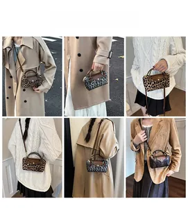 Detailaufnahmen kleiner Umhängetaschen mit Leoparden- und Tigermuster an einem Modell