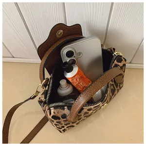 Innenansicht der Leoparden-Handtasche mit Platz für Handy und Kosmetikartikel