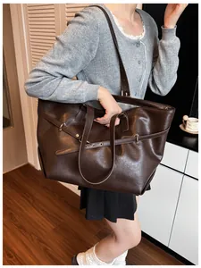 Grande borsa tote vintage marrone in ecopelle da donna per il pendolarismo e l'uso