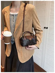 Detail der Mini-Tasche mit Leopardenmuster, Litschi-Leder und goldenem Metallverschluss