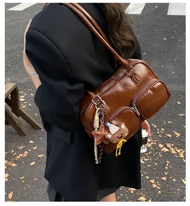 Borsa a spalla marrone vintage con doppie tasche zip e ciondolo orsetto di peluche
