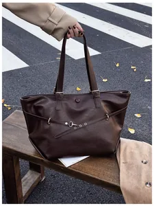 Dettaglio borsa tote vintage in similpelle testa di moro con fibbia e chiusura magnetica