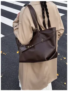 Grande borsa tote in pelle PU marrone scuro con texture vintage e dettagli dorati