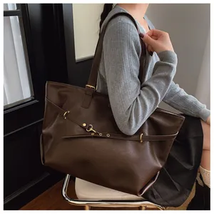 Dettagli della borsa tote marrone scuro in ecopelle martellata con fibbia dorata