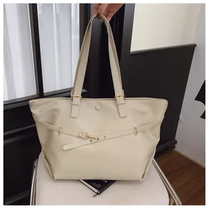 Dettagli della borsa tote in pelle PU crema con fibbie dorate e tracolle regolabili
