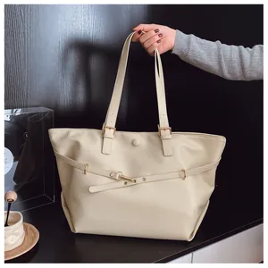 Dettaglio della borsa tote off-white con trama in pelle e fibbia in metallo dorato
