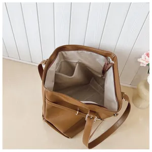 Dettaglio dell'interno spazioso con tasca a zip e fodera della borsa tote marrone