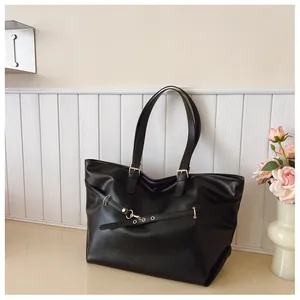 Grande borsa tote nera in pelle con dettaglio di cinturino decorativo e fibbia