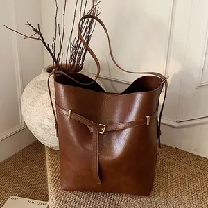 Retro PU Leather Large Capacity Bucket Bag For Women Minimalist Shoulder Tote Bag With Decorative Buckle Daily Commuting Handbag