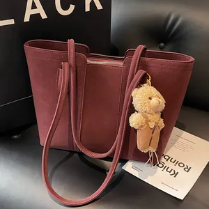 Grande borsa tote bordeaux vintage con ciondolo a forma di orso e tracolla lunga