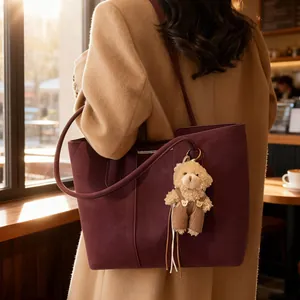 Grande borsa tote rossa retrò con ciondolo a forma di orso per donna chic