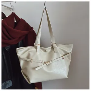 Dettaglio borsa tote in pelle PU crema con fibbia in metallo dorato e cinturino fine