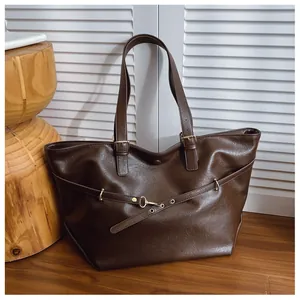 Dettaglio borsa shopper marrone scuro con texture in pelle PU e fibbia in metallo