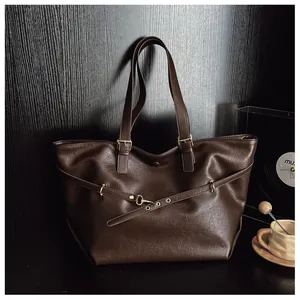 Dettaglio della fibbia regolabile e pelle PU vintage della borsa shopper marrone scuro