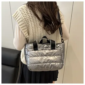Silberne Stepp-Tragetasche Rückansicht mit schwarzen Gurten und Metallic-Effekt