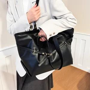 Grande borsa shopper in pelle nera con dettagli dorati per ufficio e uso quotidiano