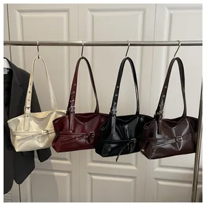 Gedetailleerde weergave van vintage draagtassen in beige, bordeaux, zwart en donkerbruin