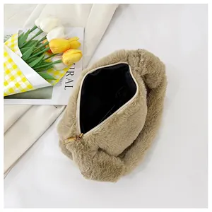 Vue de dessus du sac en peluche montrant la doublure intérieure et le zip doré détaillé