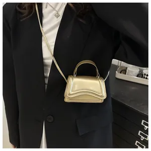 Mini sac à bandoulière doré métallisé avec poignée fixe et surface lisse à effet miroir