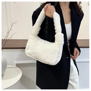 Détail du sac à épaule en fausse fourrure blanche et texture pelucheuse sur un modèle