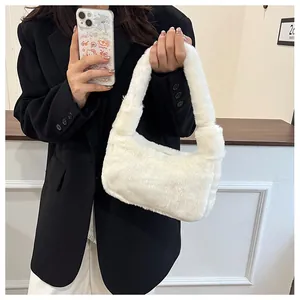 Détail de la texture d'un sac à bandoulière en peluche blanche porté avec une tenue réelle