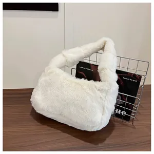 Détail d'un sac à main en peluche blanche avec une poignée nouée élégante et texture douce