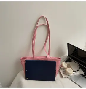 Grand sac cabas rose en similicuir montrant sa capacité avec tablette et accessoires