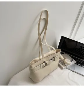 Détail du sac à bandoulière en similicuir crème avec boucle argentée et anneau industriel