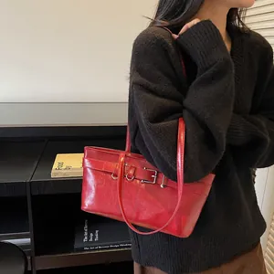 Sac à épaule rétro rouge en similicuir avec boucle argentée décorative pour femme