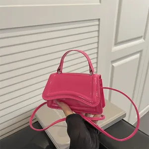 Sac à main en cuir verni rose avec finition brillante et bandoulière amovible