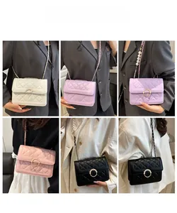 Détails du sac matelassé avec boucle en perle et bandoulière chaîne portés par un mannequin