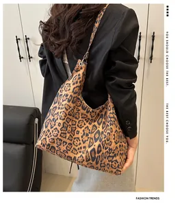 Détail du sac cabas léopard avec texture souple et finitions métalliques robustes