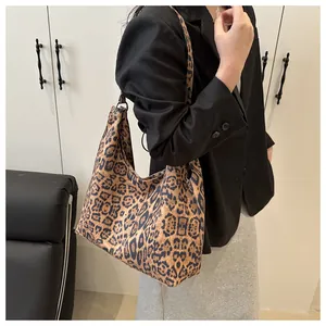 Détail du grand sac hobo léopard avec tissu souple et œillets métalliques