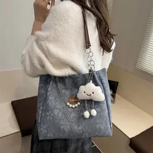Bolso tote grande de jacquard floral con cadena de perlas y colgante de nube