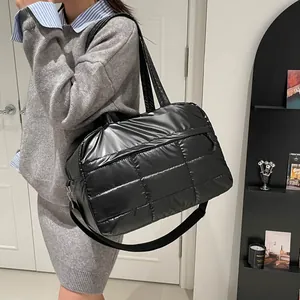 Borsa da viaggio trapuntata nera impermeabile con tracolla per fitness e weekend