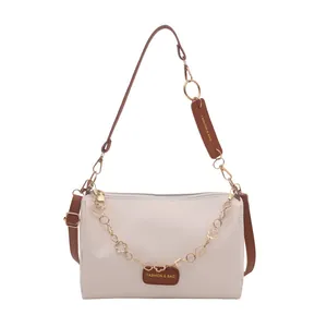 Sac bandoulière beige en cuir PU avec chaîne fleurie en métal et bordure marron