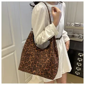 Détail du sac hobo avec imprimé léopard et anneau métallique sur la bandoulière du sac