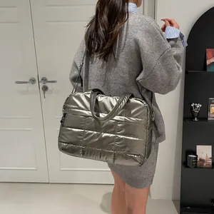 Borsa da viaggio trapuntata argento metallizzato impermeabile con tracolla su modella